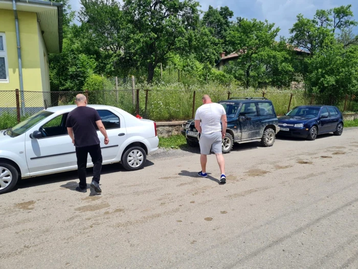 fartele primarului din sotrile alaturi de bodyguard
