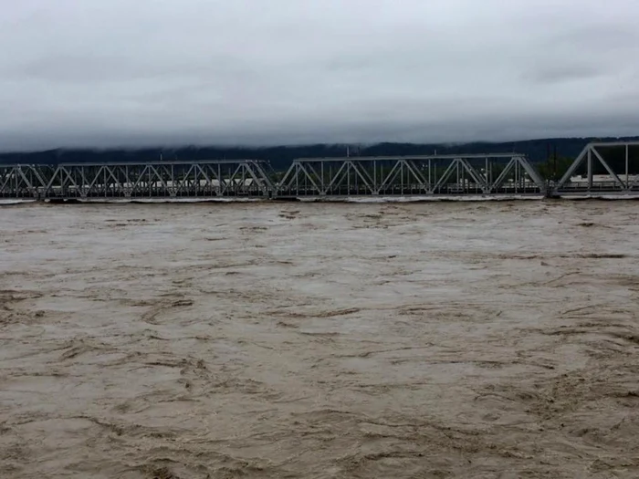 Apa a ajuns peste calea ferată  FOTO: Facebook Dan Braşov