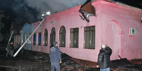 Incendiul a distrus clădirea şi multe bunuri din interior