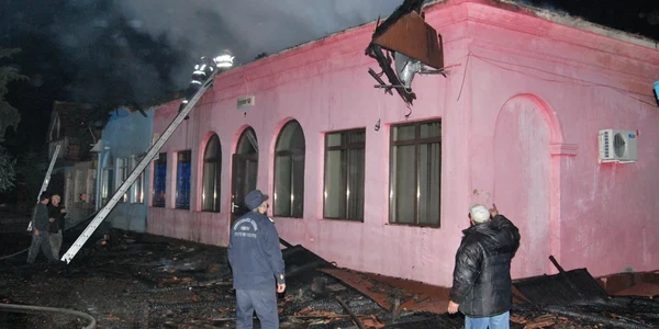Incendiul a distrus clădirea şi multe bunuri din interior
