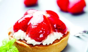 minitarta cu capsuni si sos caramel 580x400 jpeg