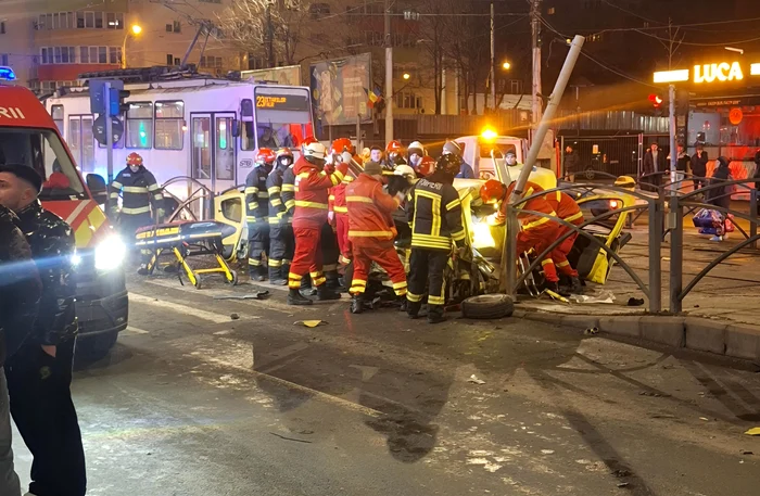 Accident grav cu două autoturisme, în Rahova. Trei persoane au rămas încarcerate