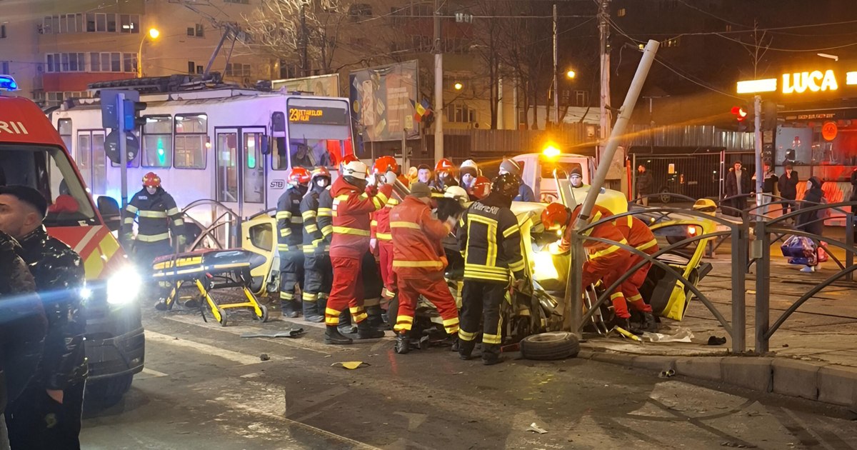 Accident serios în Rahova: Trei persoane blocate între fiarele mașinilor.