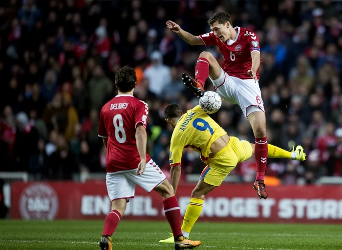 Andreas Christensen, în duel cu Florin Andone FOTO EPA-EFE