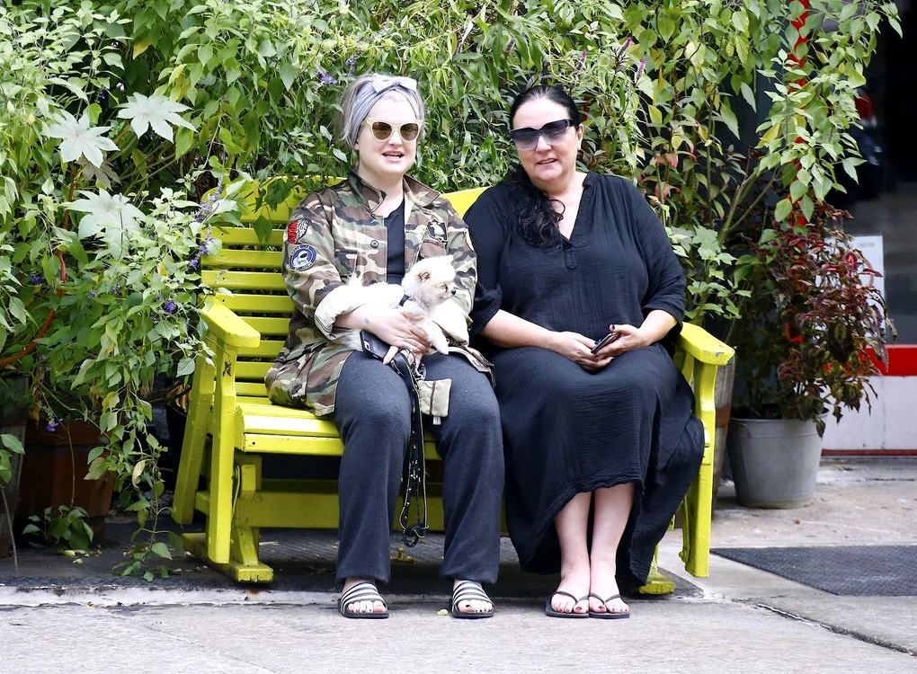 Kelly Osbourne assise sur un banc avec son chien et une amie dans la quartier de Tribeca à New York jpeg