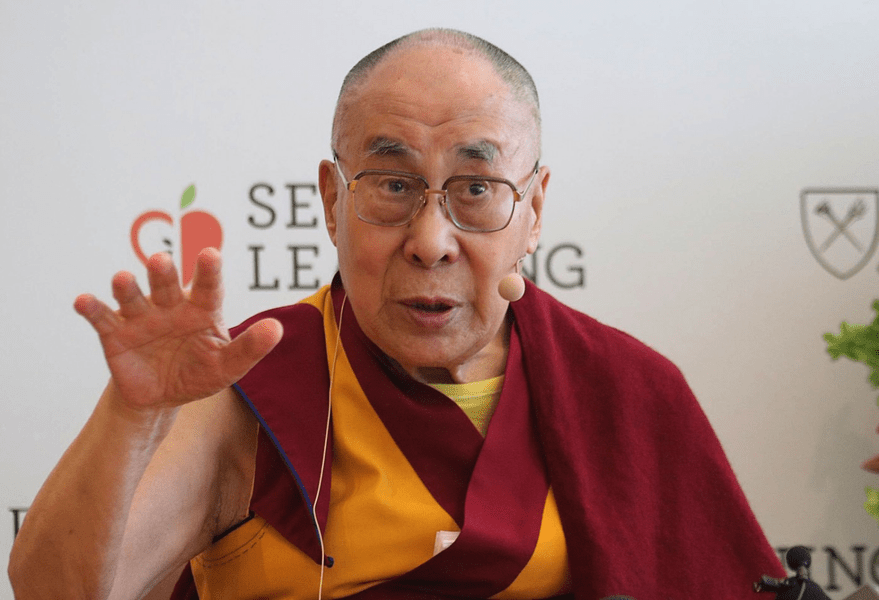 Dalai Lama, filmat când îi cere unui copil să îi „sugă limba”. Reacția liderului spiritual după publicarea imaginilor VIDEO