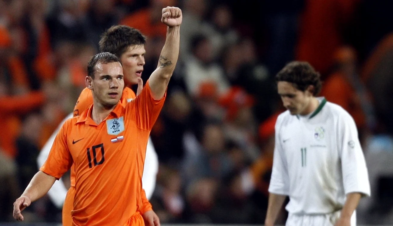 Sneijder (numărul 10) şi Huntelaar au contribuit la golul care a scăpat Olanda de un eşec dur
