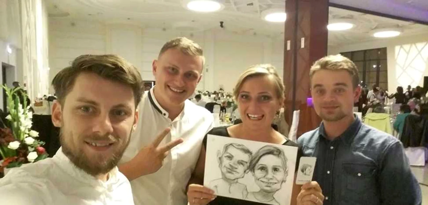 Ioan De Moisa (stânga) participă la evenimente unde caricaturizează invitaţii FOTO Arhivă personală