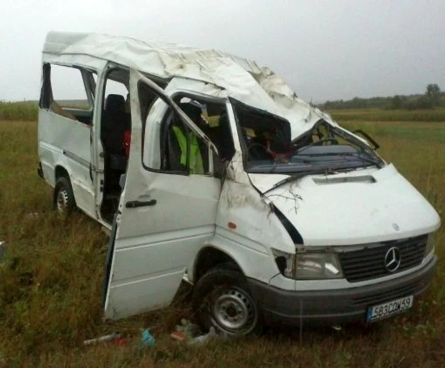 
    Microbuzul a ieşit în afara şoselei şi s-a răsturnat pe o parte, pe un drum din judeţul Suceavafoto: arhivă  