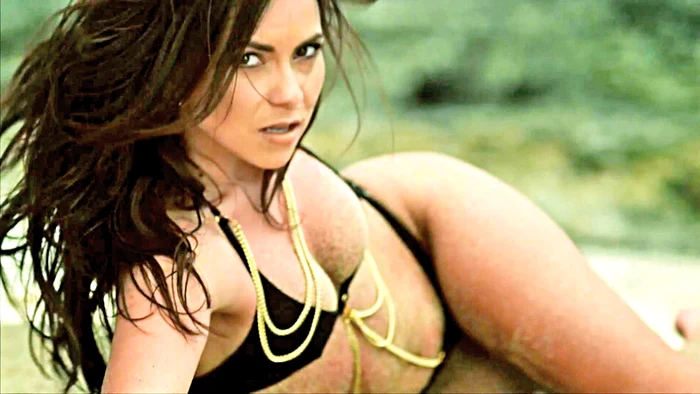 Cântăreața pare că joacă poker pe dezbrăcate, în videoclipuri