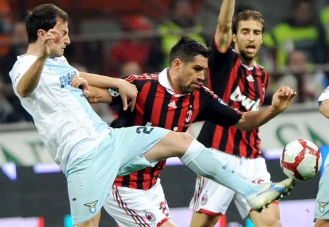 Ştefan Radu (stânga), în duel cu Borriello de la AC Milan