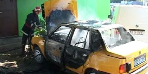 Târgovişte: Autoturism incendiat pe bulevard