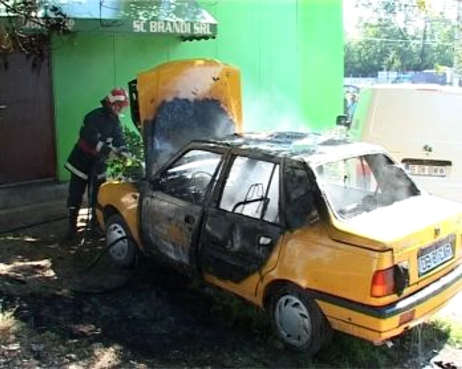 Târgovişte: Autoturism incendiat pe bulevard