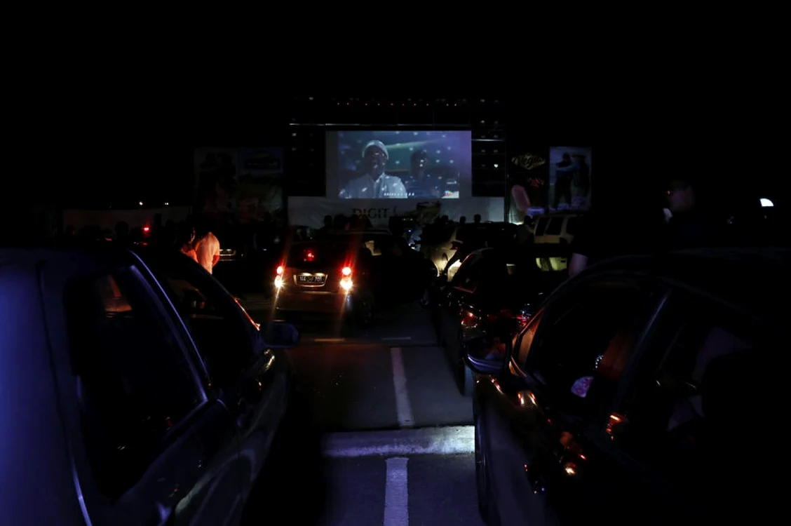 Oameni la cinematograf în aer liber