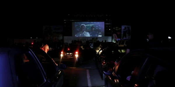 Cinematograf în aer liber drive-in în parcarea municipală Sidi Bou Said din Tunis FOTO EPA-EFE / Mohamed Messara