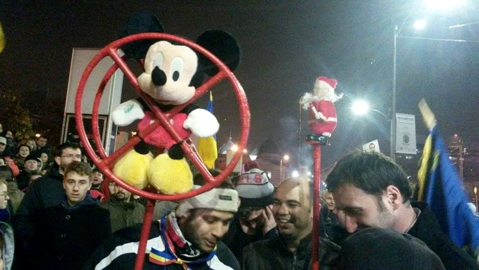 Jucarii aduse la protest in bucuresti FOTO Adevarul/ada