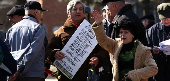 Pensionarii îşi cer drepturile în stradă    foto: Corina Tătaru 