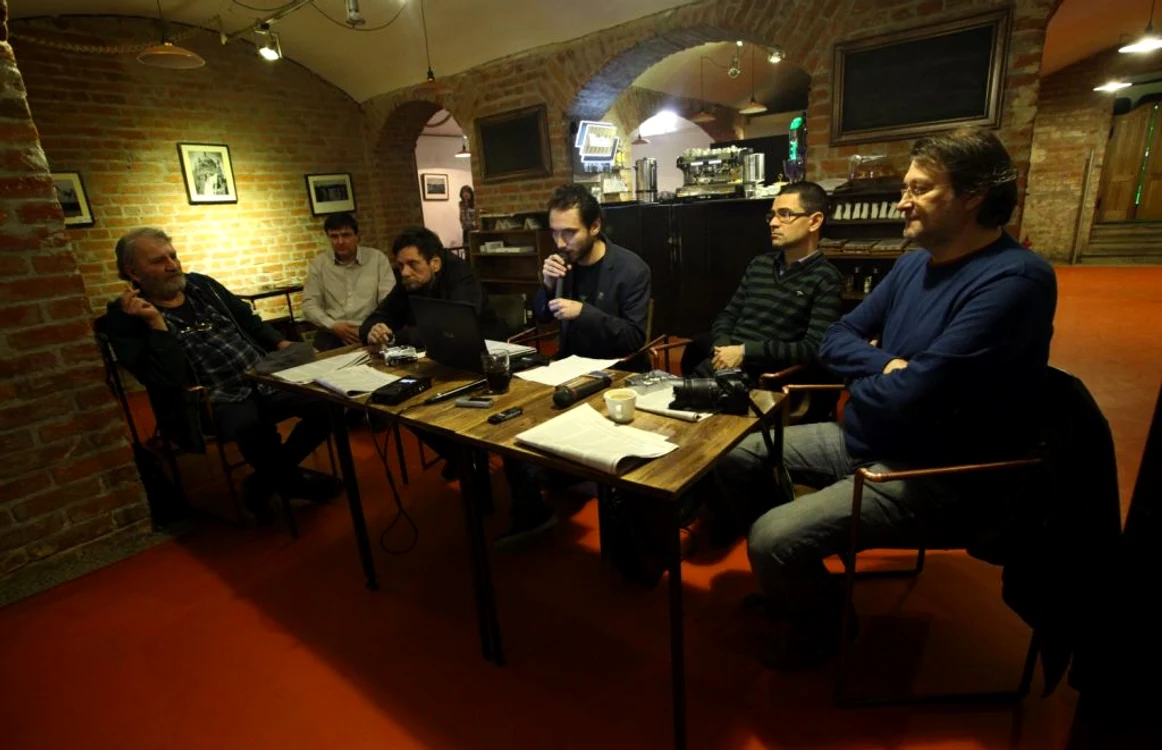Mai mulţi scriitori s-au adunat pentru a dezbate neregulile ce se petrec în USR. FOTO: David Muntean