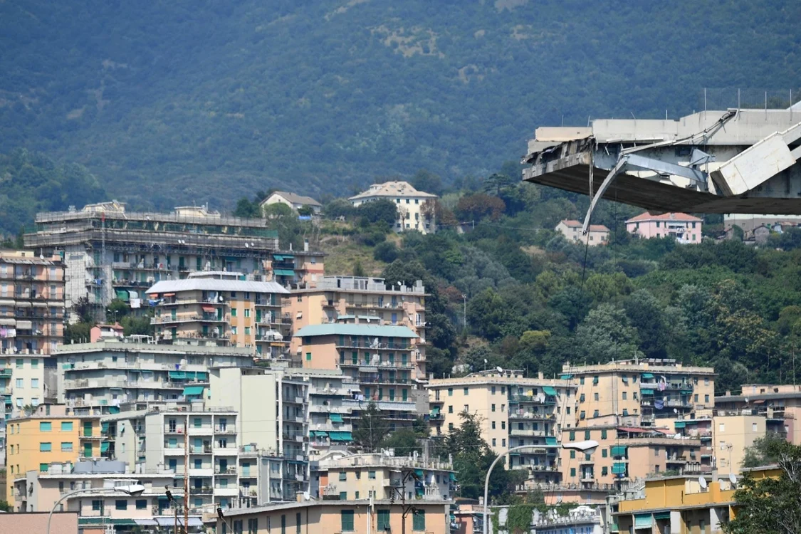 O porţiune din viaductul Morandi s-a prăbuşit pe 14 august Foto: EPA/EFE
