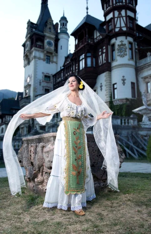 angela gheorghiu, angela gheorghiu port popular, angela gheorghiu costum popular, angela gheorghiu castelul peles, angela gheorghiu maria dragomiroiu costum