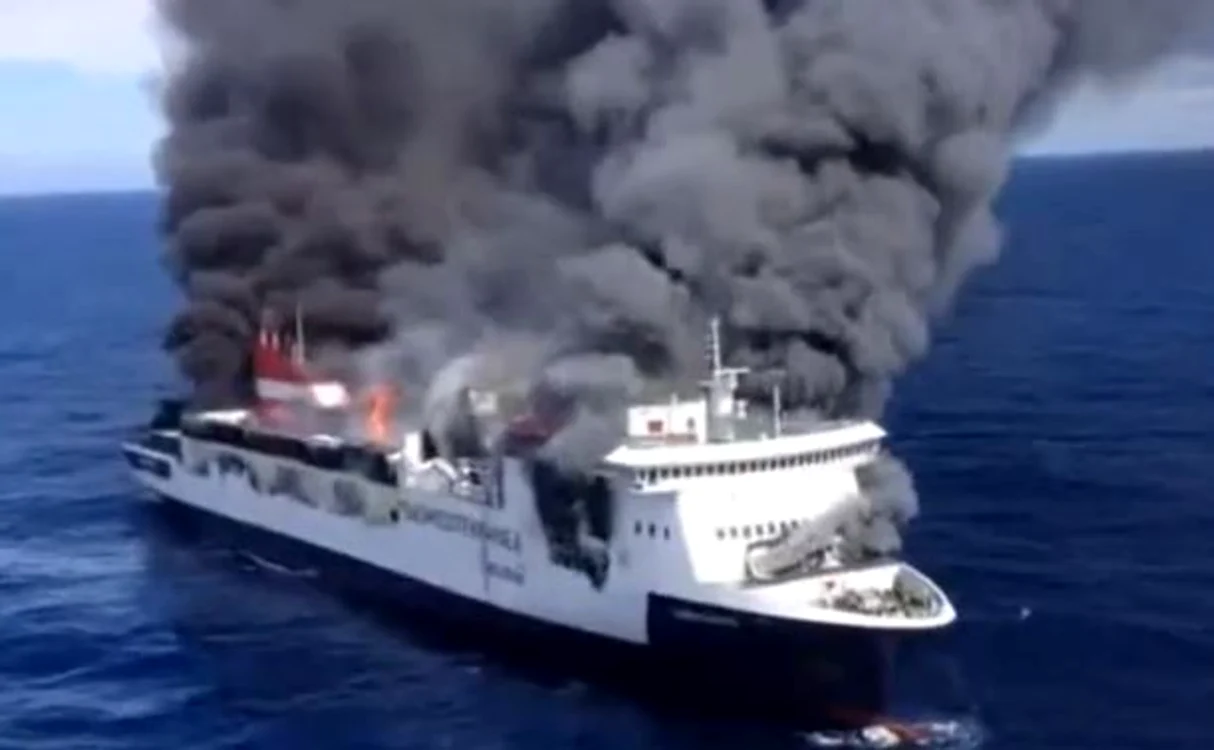 Pe feribotul în flăcări s-au aflat 158 de pasageri din 12 țări (foto: diariodemallorca.es)