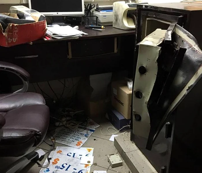 
    Hoţii au folosit un ciocan şi o rangă pentru a deschide seifulFoto: "Adevărul"  