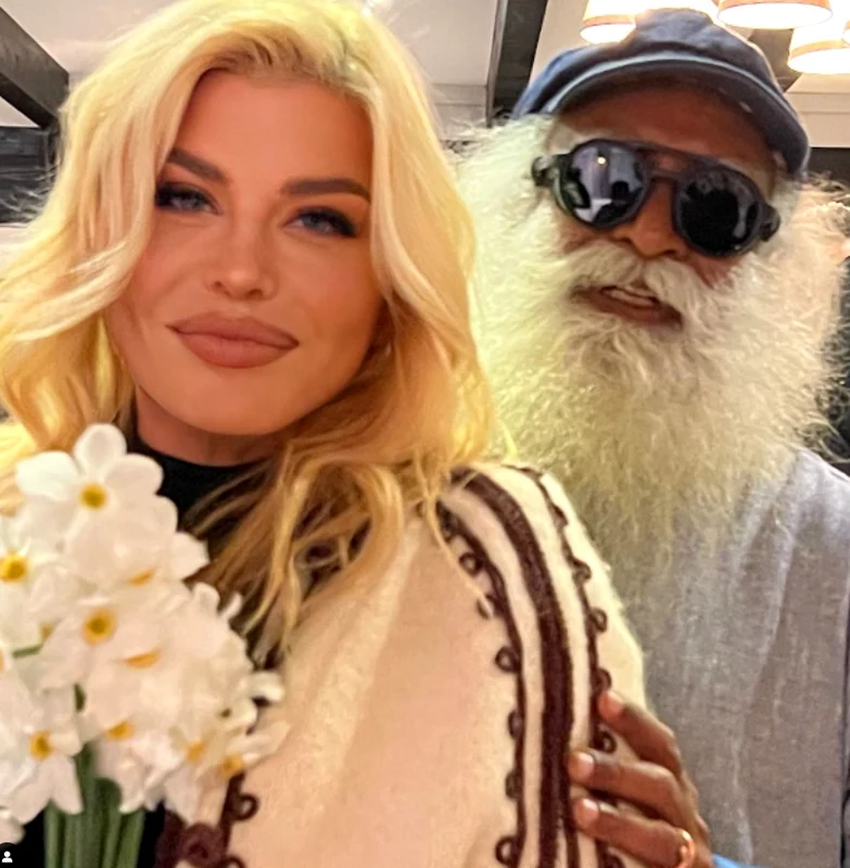 loredana groza si sadhguru png
