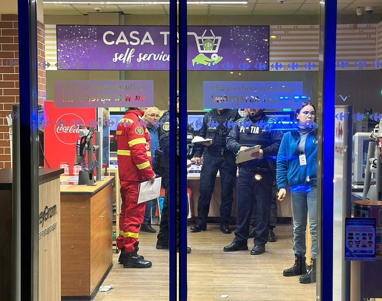 Scandal într-un magazin Carrefour din Timișoara. Vânzătoarea a activat butonul de panică FOTO