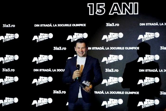 Ionuț Stroe, ministrul tineretului și sportului, premiat pe scena Galei Sport Arena Streetball