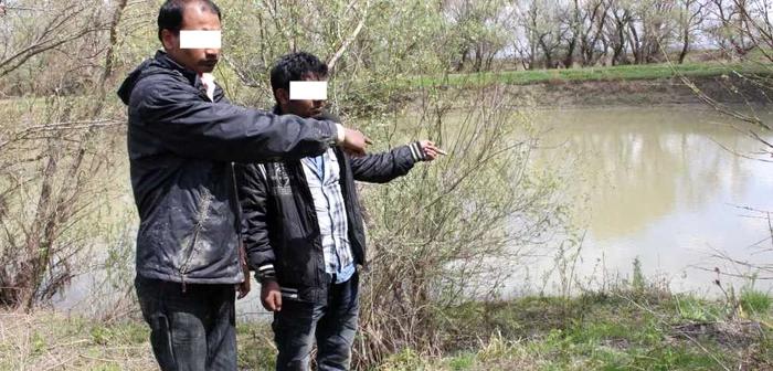 Cei doi bărbaţi din Bangladesh care au apucat să ajungă în UE. Până la Schengen mai aveau câteva sute de kilometri.