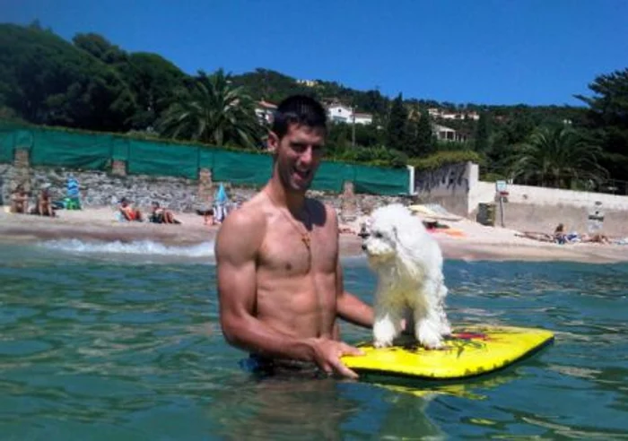 Novak Djokovic l-a plimbat pe Pierre cu salteluţa (foto: Twitter)