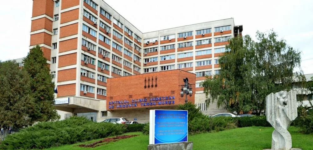 O fată lovită pe trotuar de o mașină în Bistrița-Năsăud a murit la spitalul din Târgu Mureș