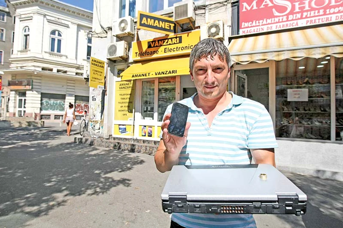 
    Nici un amanet nu a vrut să  primească laptopul nostru  vechi de câţiva ani şi telefonul mobilFoto: Dorin Constanda  