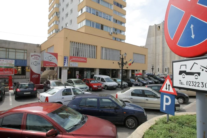 Şoferii ieşeni parchează frecvent în locuri interzise din cauza crizei spaţiilor disponibile FOTO Adevărul