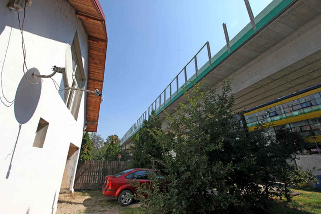 Podul feroviar trece pe lângă casa Roxanei Mărişoiu