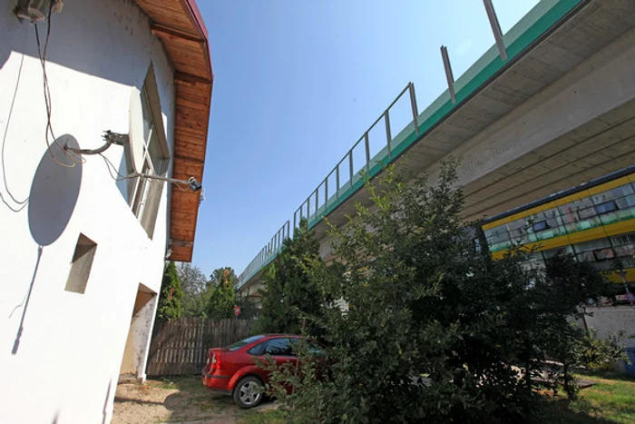 Podul feroviar trece pe lângă casa Roxanei Mărişoiu