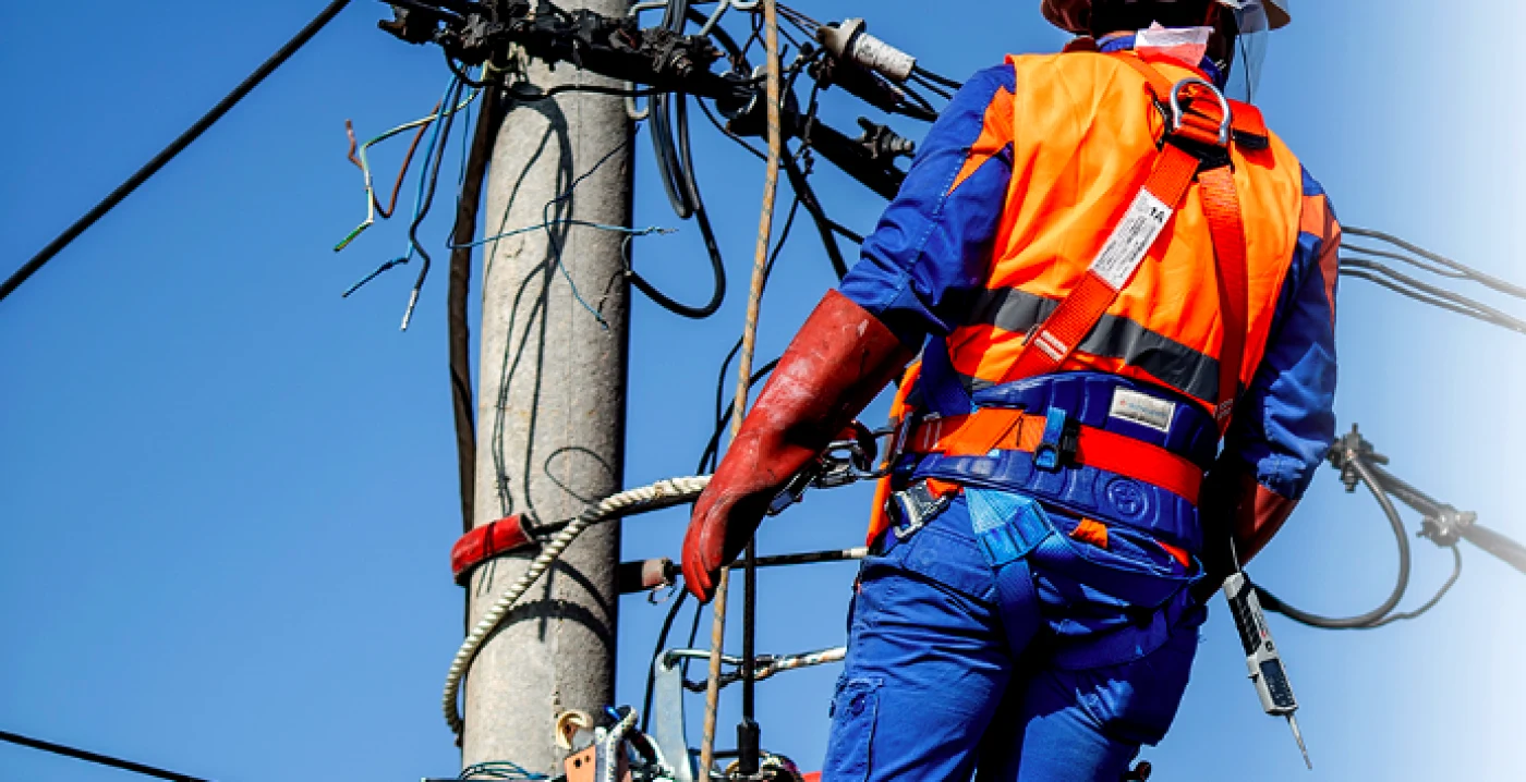 Întreruperi reţeaua electrică lucrări stâlp electricieni Sursa e-distributie.com