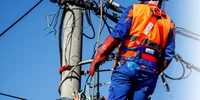 Întreruperi reţeaua electrică lucrări stâlp electricieni Sursa e-distributie.com