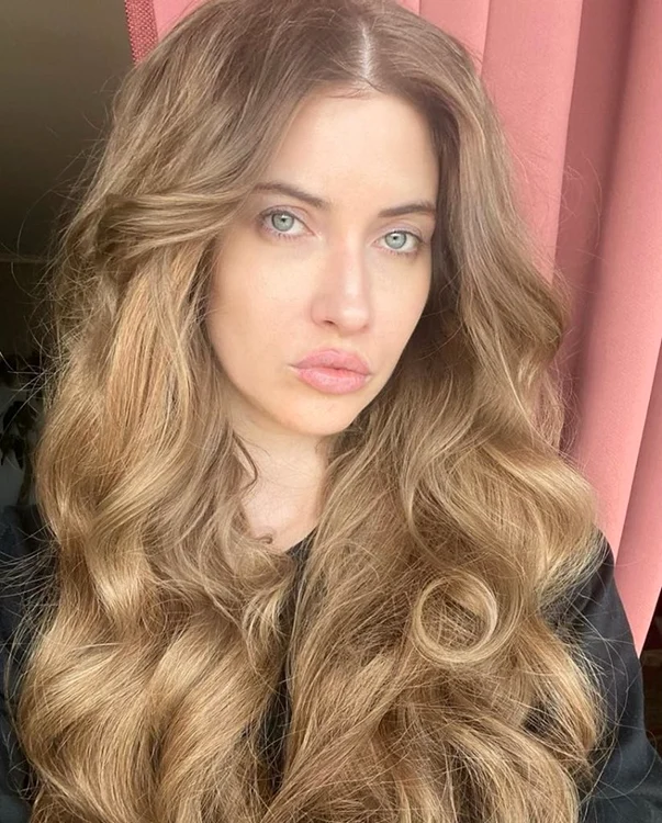Iulia Albu are un păr lung și bogat de când și-a pus extensii