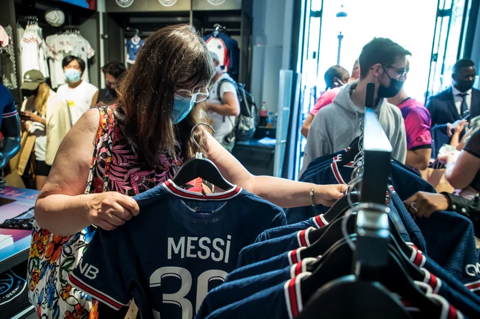Parizienii cumpără tricourile lui PSG cu numele lui Messi pe spateFoto: EPA-EFE
