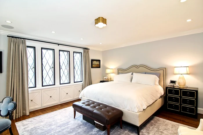 Unul dintre dormitoarele conacului