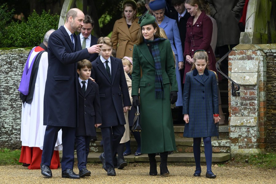 Prințul William vrea să-i lase fără titluri regale pe Harry și Meghan, folosindu-l pe Prințul Andrew ca model