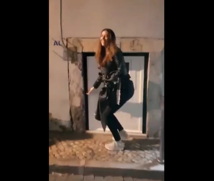 Ușa minusculă prin care au intrat turistele. FOTO captură video TikTok