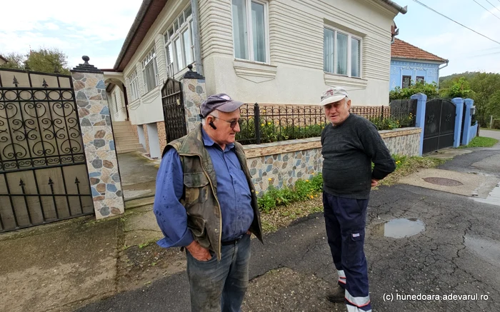 Localnicii din satul Izvoarele cu case vechi de peste un secol. Foto: Daniel Guță