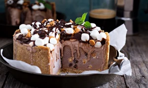 Tort cu inghetata alune  Sursa foto shutterstock 321347114 jpg