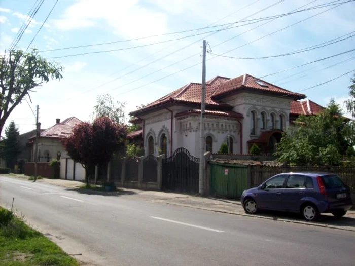 Ion Prioteasa locuieşte întro casă boierească pe strada General Dragalina la nr.32