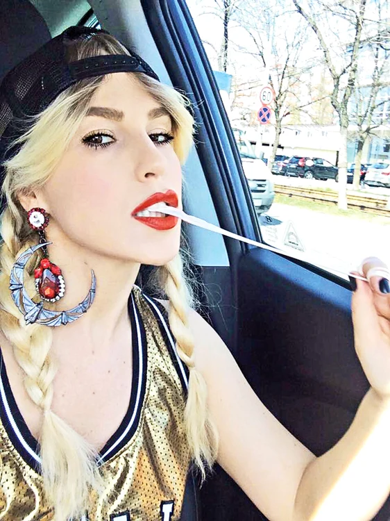 Corina a fost certată de fani pentru gestul ei infantil