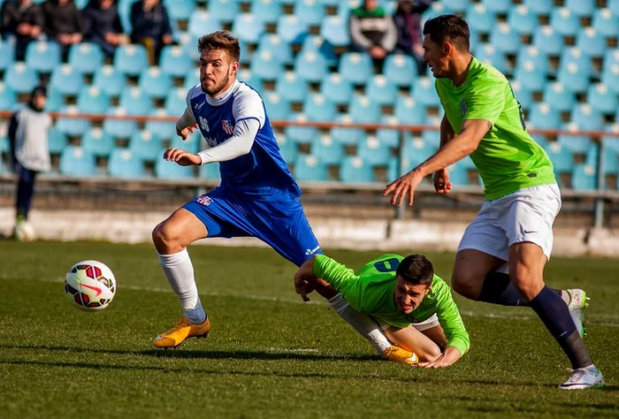 Aceasta este una dintre fazele la care Marian Balaci a închis ochii, deşi se observă faultul clar al jucătoului ieşeanFoto Click!