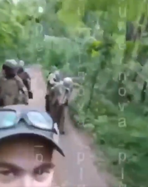Soldații ruși au publicat o înregistrare în timp ce umilesc prizonieri ucraineni VIDEO