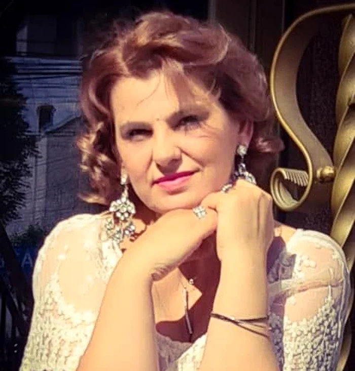 
    Cornelia, alături de familia adoptivă,  care a crescut-o de la vârsta de 6 ani  